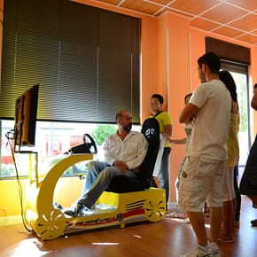La autoescuela 2000 de Coslada (Madrid) adquiere un simulador de coche como apoyo a la enseñanza