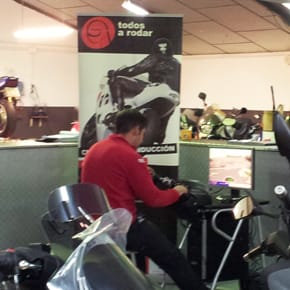 Todos a Rodar continúa su 'tour' con el simulador de moto en el taller de motocicletas Top Bike Racing de Barcelona Todos a Rodar continúa su 'tour' con el simulador de moto en el taller de motocicletas Top Bike Racing de Barcelona