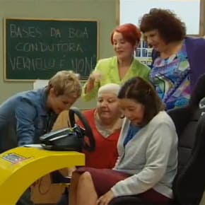 Las mujeres de la serie "Escoba!" aprenden a conducir con el simulador DRIVE SEAT 500ST