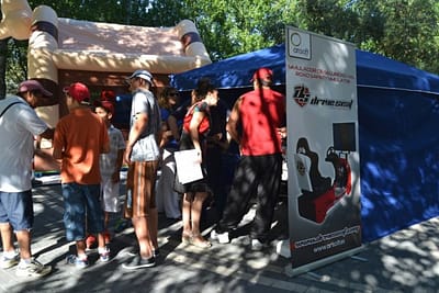 Varios padres e hijos esperan para utilizar el simulador