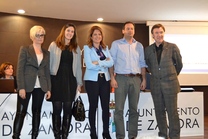 Carlos Arias (segundo por la derecha) junto a D. Alfonso Luengo Álvarez-Santullano, Director Gerente de la Fundación Tripartita para la Formación en el Empleo (a la derecha), Renata López Prada, presidenta de la Federación de Jóvenes Empresarios de Castilla y León (en el centro) y las otras dos participantes en la Mesa de experiencias.